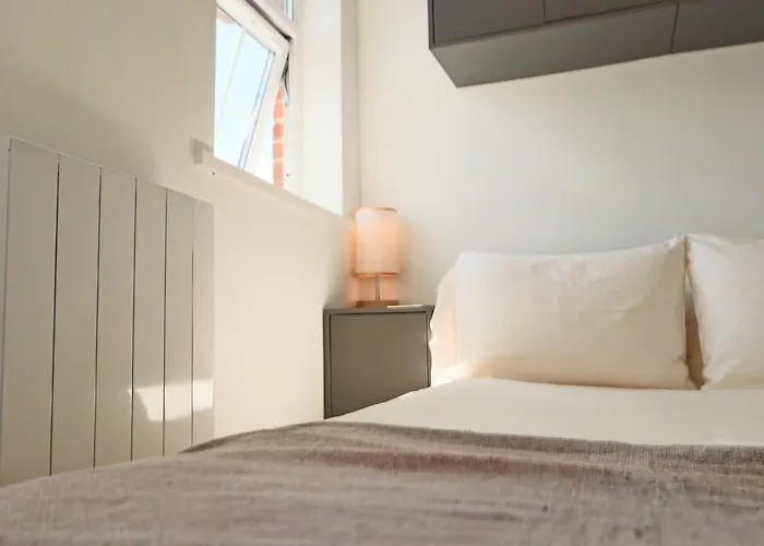 One Bedroom Flat Near Whiteladies With Parking