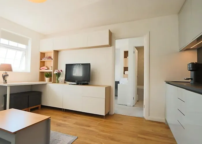 One Bedroom Flat Near Whiteladies With Parking